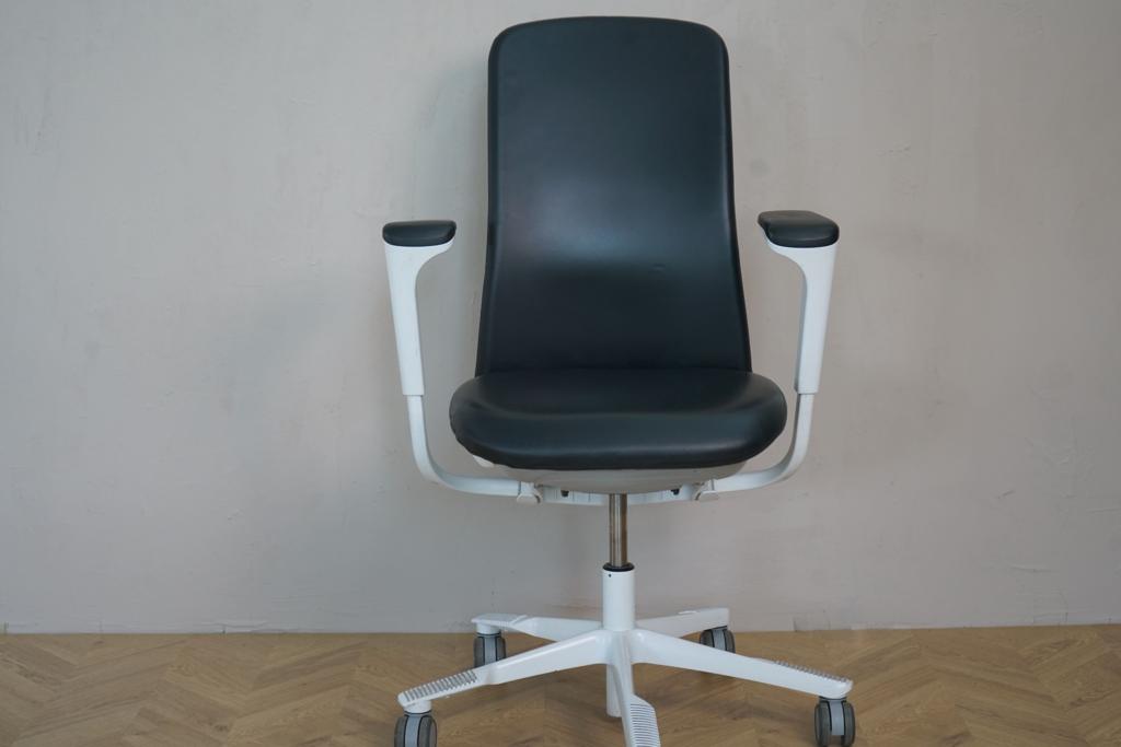 HÅG SoFi kontorstol i sort læder med høj ryg set forfra – ergonomisk og luksuriøs kontorstol